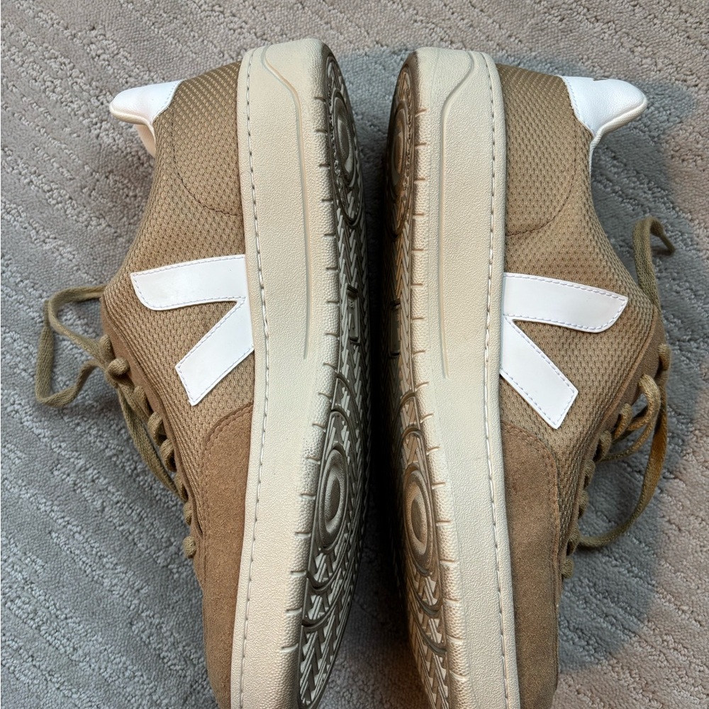 Veja Tan and White Men's Sneakers - Picture 11 of 16